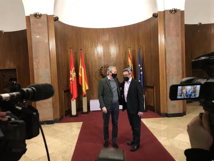 El portavoz del grupo municipal de VOX en el Ayuntamiento de Zaragoza, Julio Calvo, y el alcalde, Jorge Azcón