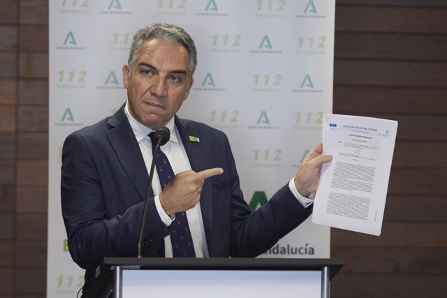 El consejero de Presidencia, Elías Bendodo, atiende a los medios de comunicación mostrado el BOE de 2018 donde el presidente del Gobierno, Pedro Sánchez firma el acuerdo de Doñana