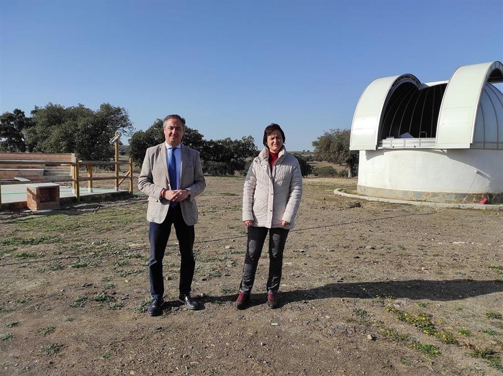 Pimentel y Medina junto al observatorio astronómico y las obras del nuevo graderío que se ejecutan.