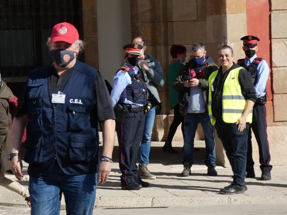 El portavoz de Élite Taxi y Taxi Project, Tito Álvarez, ante el Parlament junto a otros representantes del sector.