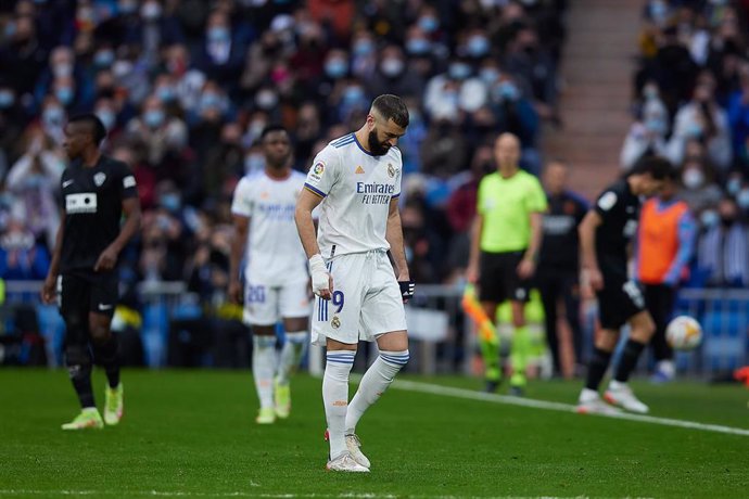 Karim Benzemen el momento de dejar el campo en el Real Madrid-Elche