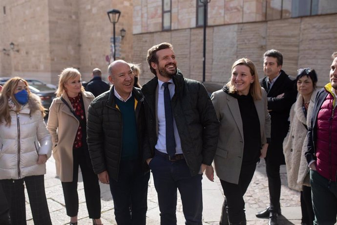El presidente del Partido Popular, Pablo Casado y la cabeza lista del PP por Zamora, Isabel Blanco, dan un paseo por la ciudad de Zamora, a 10 de febrero de 2022, en Zamora, Castilla y León (España). 