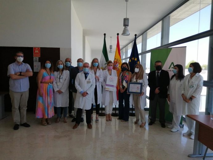 Archivo - La delegada territorial de Salud y Familias de la Junta en Córdoba, María Jesús Botella (quinta por la dcha.), visita el Hospital de Puente Genil en una imagen de archivo.