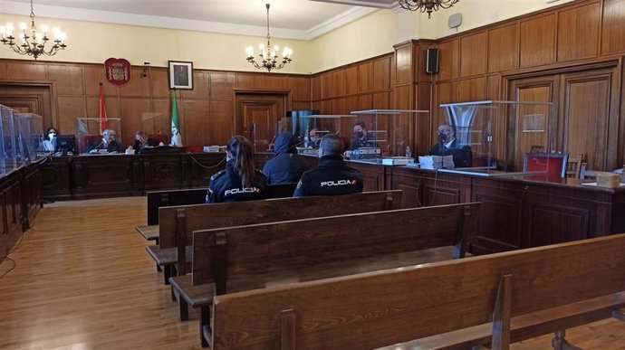 Primera sesión del juicio con jurado popular en la Audiencia de Sevilla