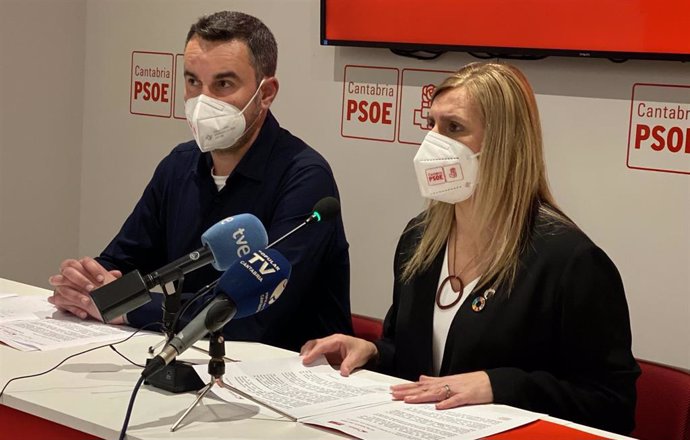 La secretaria de Organización del PSOE de Cantabria, Noelia Cobo, y el responsable de Estrategia y Acción Electoral del partido, Daniel Rivas