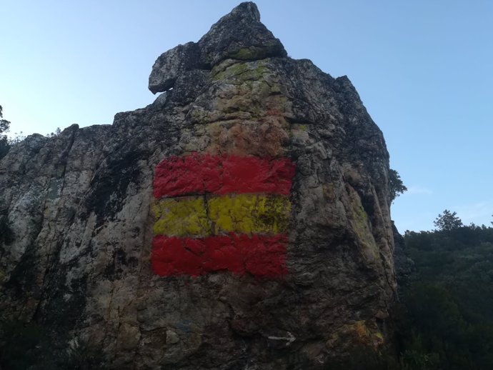 Pintan una bandera de España encima de las pinturas rupestres