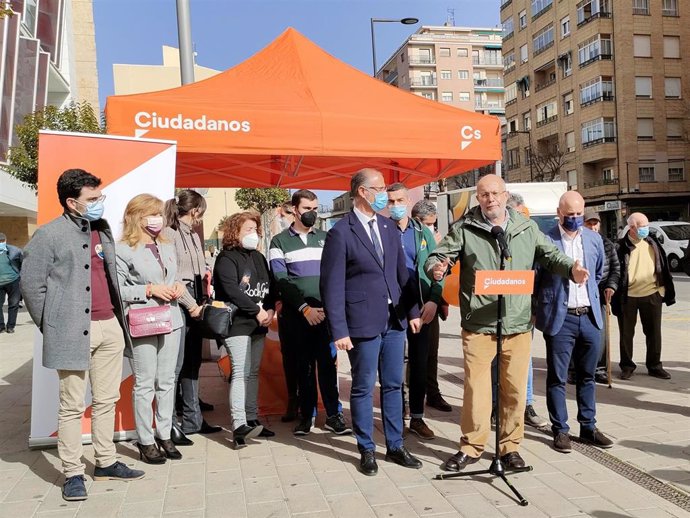 Igea con los miembros de la candidatura de Cs por Salamanca.