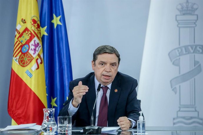 Archivo - El ministro de Agricultura, Alimentación y Pesca, Luis Planas, en una rueda de prensa posterior a una reunión del Consejo de Ministros, en La Moncloa, 