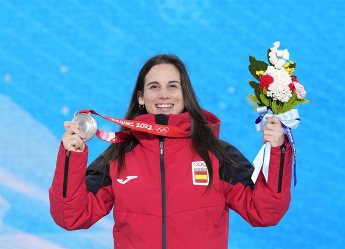 Queralt Castellet posa amb la seva medalla de plata de 'Halfpipe' en els Jocs Olímpics de Pequín