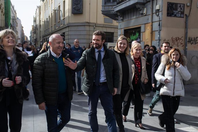 El presidente del PP de Zamora, José María Barrios; el presidente del Partido Popular, Pablo Casado y la cabeza lista del PP por Zamora, Isabel Blanco, dan un paseo por la ciudad de Zamora, a 10 de febrero de 2022, en Zamora, Castilla y León (España). 
