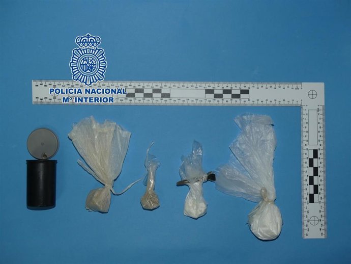 Un Hombre De 55 Años Ha Sido Detenido En Marín (Pontevedra) Acusado De Un Delito Contra La Salud Pública Por Traficar Con Cocaína Y Heroína, Que Vendía A Otras Personas Mientras Paseaba Con Su Perro