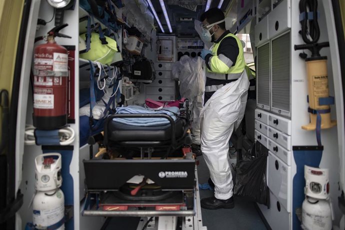 Archivo - Un trabajador de una UVI móvil  