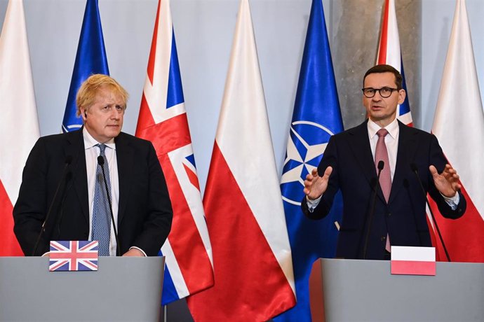 El primer ministro de Reino Unido, Boris Johnson (i), y su homólogo de Polonia, Mateusz Morawiecki. 