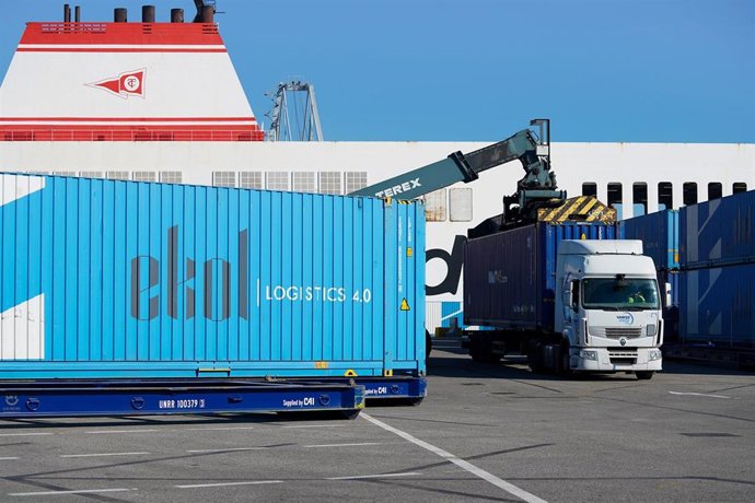 Archivo - Contenedores de la ruta Ro-Ro entre el Port de Tarragona y Turquía.
