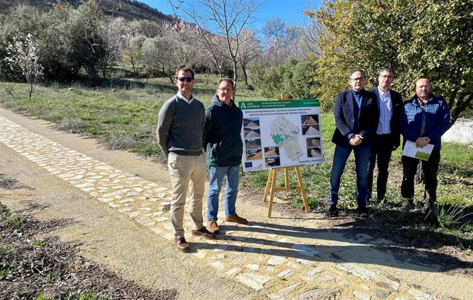 El delegado de Desarrollo Sostenible, Giuseppe Aloisio (centro), en su visita al municipio de Cabra.