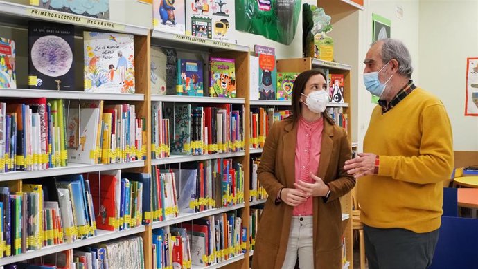 La delegada de Cultura y Patrimonio Histórico, Cristina Casanueva, visita la Biblioteca Provincial en una imagen de archivo.