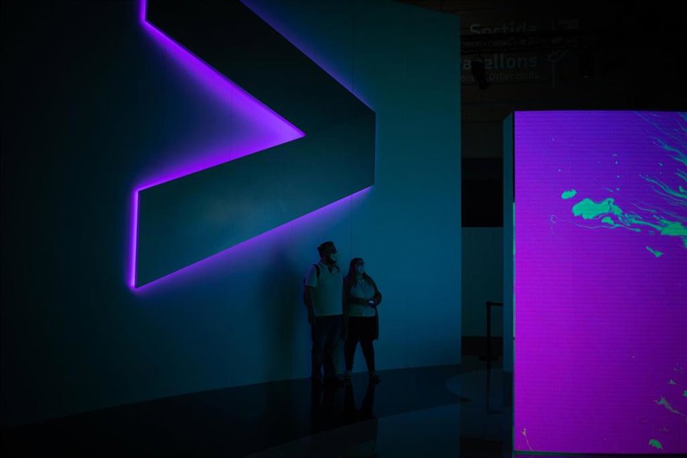 Archivo - Varios asistentes caminan por las instalaciones de la segunda jornada de la XIV edición del Mobile World Congress (MWC 2021) en el recinto Gran Via de Fira de Barcelona, a 29 de junio de 2021, en L'Hospitalet de Llobregat, Barcelona, Catalunya