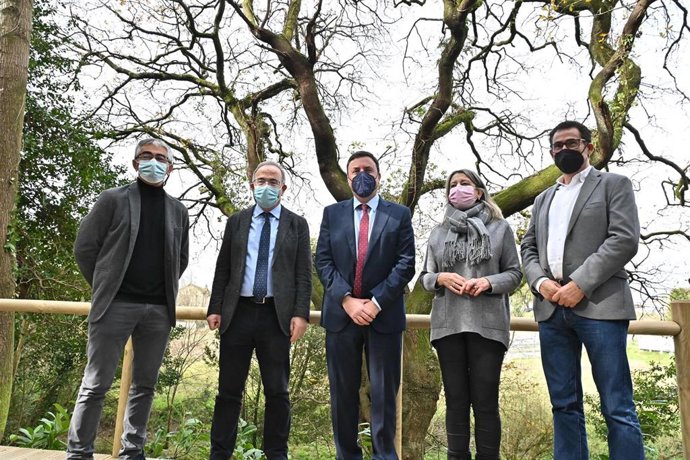 El presidente de la Diputación de A Coruña, Valentín González Formoso, y el alcalde de Santiago, Xosé Sánchez Bugallo, junto al Carballo de Conxo, candidato a Árbol Europeo 2022