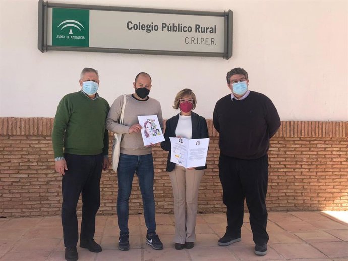 Entrega de cómics de la Diputación de Cádiz en Benamahoma.