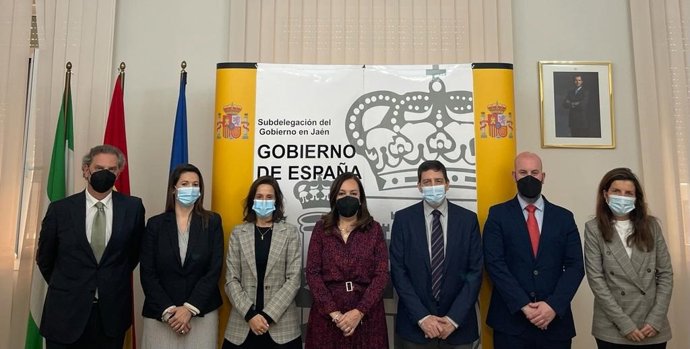 Asistentes a la reunión de la comisión de asistencia a la subdelegada.