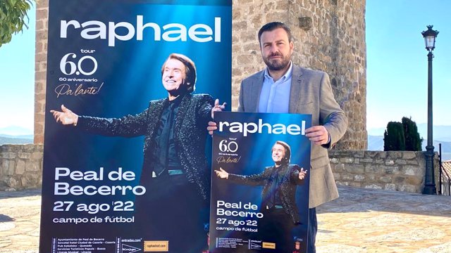 Rodríguez presenta el concierto de Raphael.
