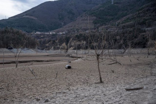 El pantano de La Baells, que se encuentra al 56% de su capacidad, en Bergadá, Barcelona, Catalunya (España). El pantano, que hace un año estaba al 87% y hoy solo tiene un 56%, se suma a una lista de embalses afectados por la pertinaz sequía que está vivie