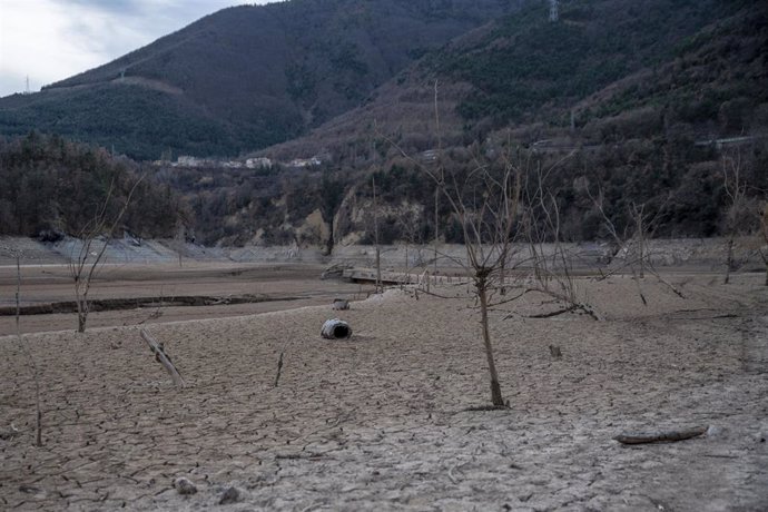 El pantano de La Baells, que se encuentra al 56% de su capacidad, en Bergadá, Barcelona, Catalunya (España). El pantano, que hace un año estaba al 87% y hoy solo tiene un 56%, se suma a una lista de embalses afectados por la pertinaz sequía que está viv