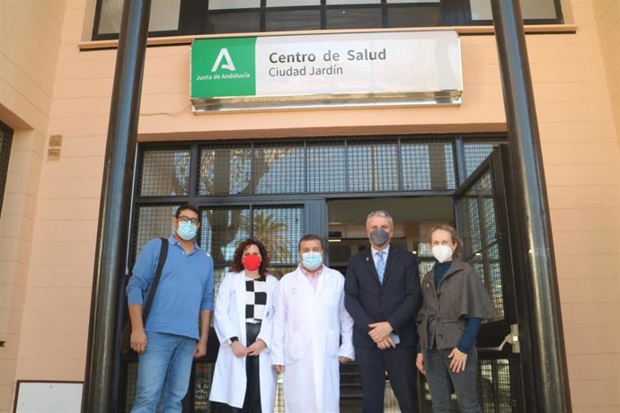 El delegado territorial de Salud y Familias, Juan de la Cruz Belmonte, visita el centro de salud de Ciudad Jardín.