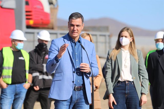 El presidente del Gobierno, Pedro Sánchez, durante su intervención después de realizar  la visita a la planta geotérmica de Cardial Recursos Alternativos S.L. a 07 de febrero del 2022 en Campo de Níjar (Almería, Andalucía, España). 