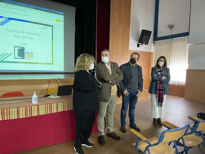 El delegado territorial de Educación y Deporte de la Junta en Cádiz, Miguel Andréu, durante su visita al IES Isla de León.