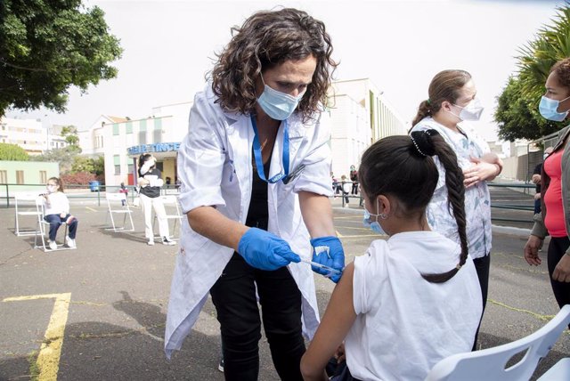 Una niña es vacunado en el CEIP Tíncer de Santa Cruz de Tenerife, a 4 de febrero de 2022, en Santa Cruz de Tenerife, Tenerife, Islas Canarias (España). 