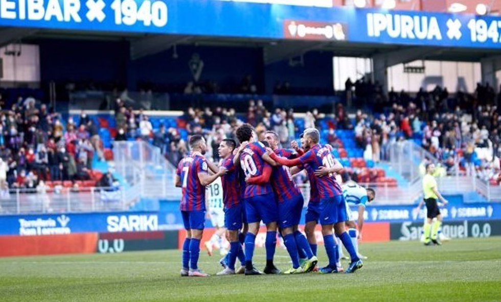 Jugadores del Eibar celebran un triunfo en casa