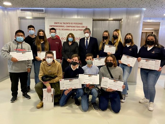 Campuzano entrega los premios del II Concurso de Vídeos del Colegio de Economistas sobre educación financiera