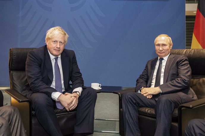 Archivo - Johnson y Putin en una reunión en Berlín (imagen de archivo)