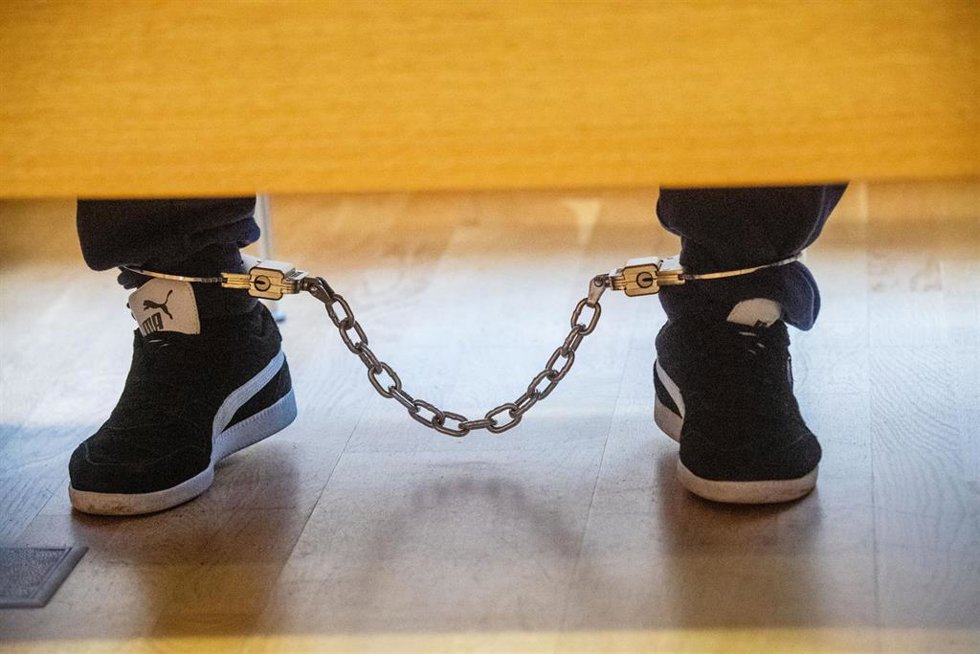 Imagen de los pies del hombre acusado de tráfico de personas.