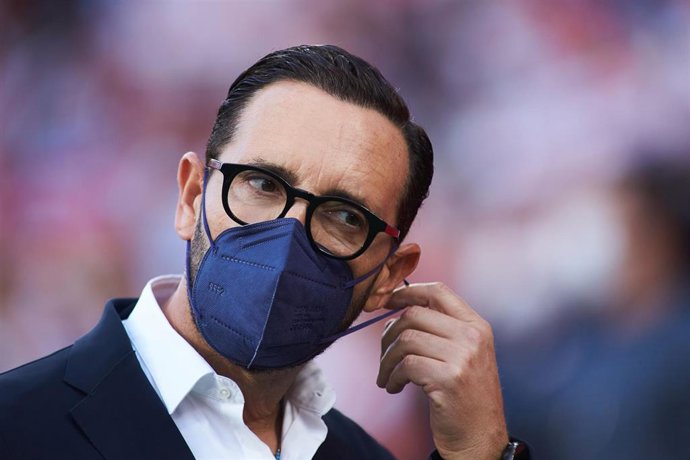 Archivo - Jose Bordalas, head coach of Valencia, looks on during the spanish league, La Liga Santander, football match played between Sevilla FC and Valencia CF at Ramon Sanchez-Pizjuan stadium on September 22, 2021, in Sevilla, Spain.