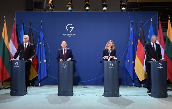 10 February 2022, Berlin: German Chancellor Olaf Scholz (2nd L) speaks during a press conference with the leaders of the three Baltic states, Lithuanian President Gitanas Nauseda (L), Estonian Prime Minister Kaja Kallas and Latvian Prime Minister Krisja