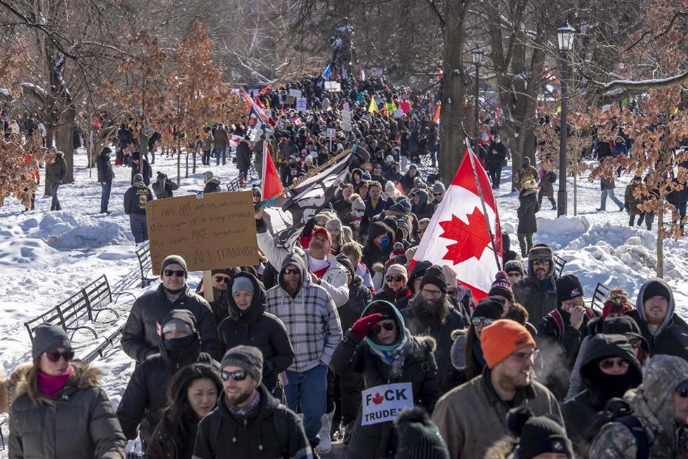 05 February 2022, Canada, Toronto: Protesters take part in an anti-vaccination rally organized by the Freedom Convoy against the COVID-19 measures and vaccine mandates imposed by the Justin Trudeau government. Photo: Giles Campbell/ZUMA Press Wire/dpa