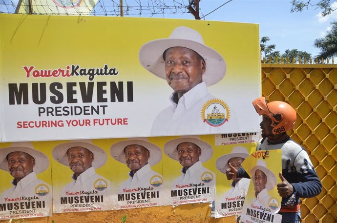 Archivo - Un cartel electoral del presidente de Uganda, Yoweri Museveni