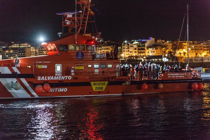 Archivo - La Salvamar Talía llega al puerto de Arguineguín con varios migrantes a 14 de septiembre de 2021 en Gran Canaria (Islas Canarias), España. 