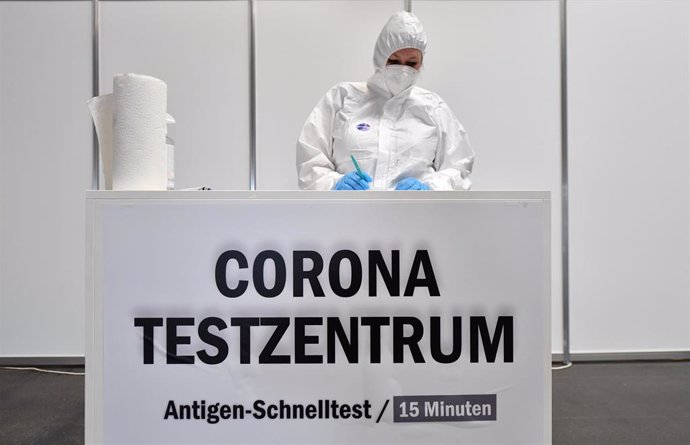 Archivo - Trabajadora en un centro de pruebas de coronavirus en Alemania