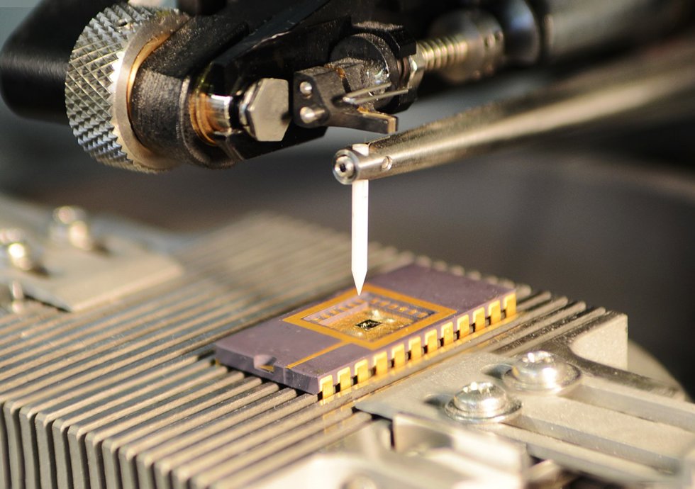 Manipulación física de un chip en entornos de ciberseguridad