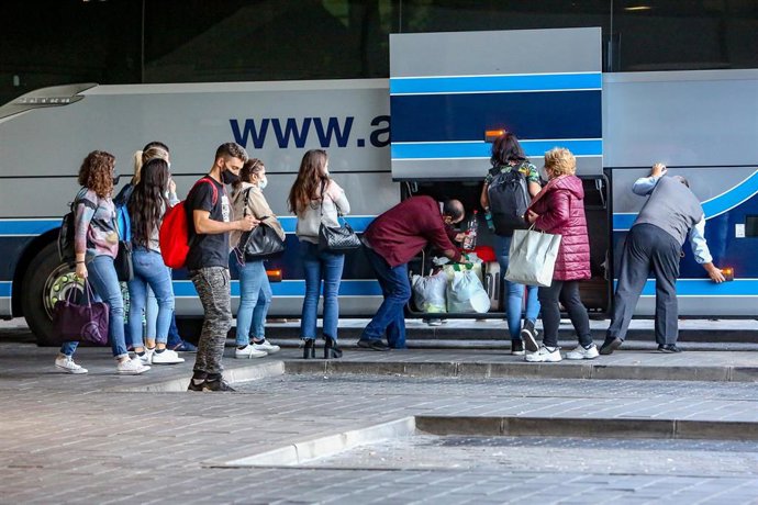 Archivo - Viajeros en una estación de autobuses 