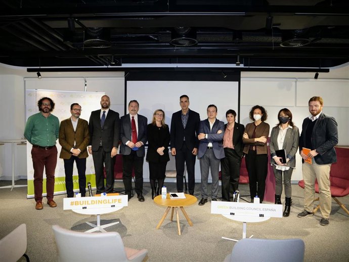 Foto de familia del Green Building Council España en la presentación de la hoja de ruta para la descarbonización del sector de la edificación