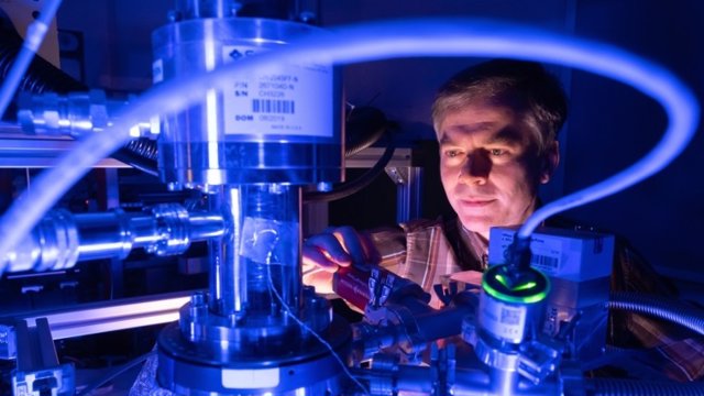 El Dr. Serge Krasnokutski estudia la formación de biomoléculas a baja temperatura en el vacío.