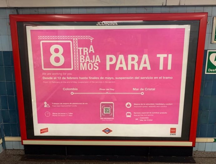 Cartel de las obras de la Línea 8 de Metro de Madrid entre COlombia y Mar de Cristal