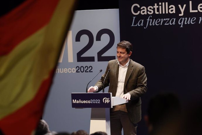 El presidente de la Junta de Castilla y León y candidato del Partido Popular a la Presidencia en las elecciones autonómicas, Alfonso Fernández Mañueco, interviene en un mitin, a 7 de febrero de 2022, en Soria, Castilla y León (España).