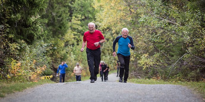 Personas mayores corriendo