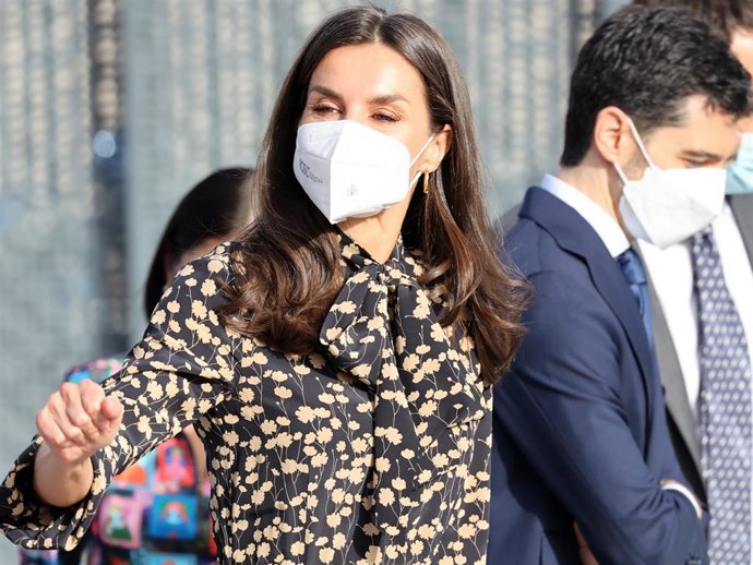 La Reina Letizia ha desvelado que el Rey Felipe está "bien" tras su positivo en Coronavirus