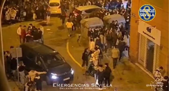 Intervenida una concentración de personas que bebían en una vía pública de Los Remedios de Sevilla.